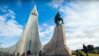 Die imposante Hallgrimskirche in Reykjavik