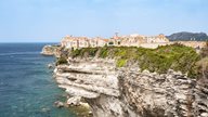 Die Küstenfelsen und Stadt von Bonifacio