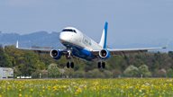 Ein Flugzeug hebt am Flughafen Altenrhein ab in den Urlaub