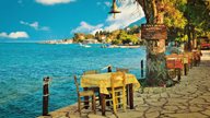 Taverne neben dem türkisen Meer in Griechenland