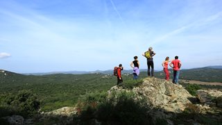 Eine Gruppe von Wanderern genießt die Aussicht und grüne Natur