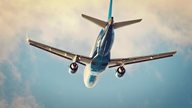 Flugzeug der Peoples Airline in der Luft