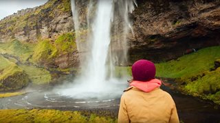 Ein idyllischer Wasserfall in Island