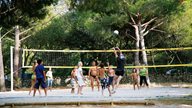 Ein Volleyballspiel im Feriendorf