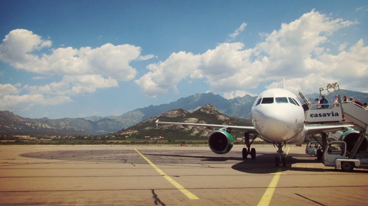 Flugzeug auf der Landebahn am Flughafen in Calvi