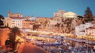 Abendlichter schmücken Boote und Hafen von Ciutadella